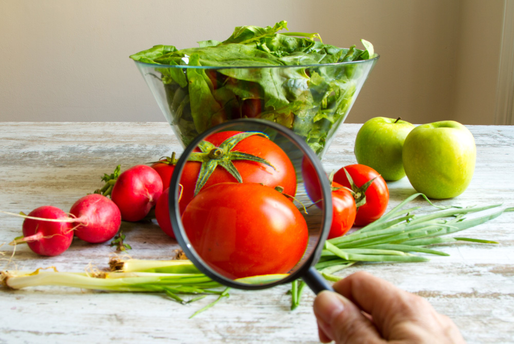 Tomatoes, lettuce, and radishes on a table